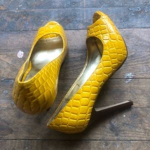 Nine West yellow gold pumps Size 6